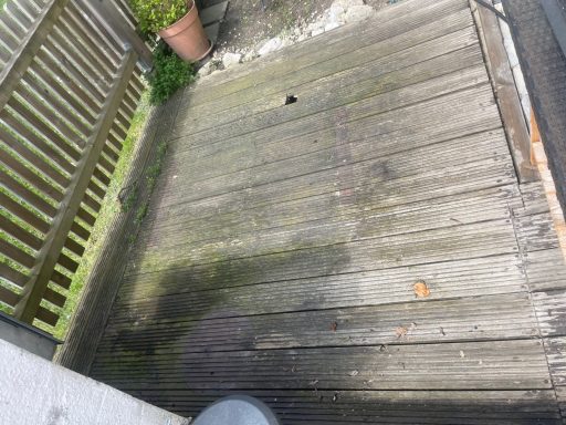 Reinigung einer Holzterrasse in Samerberg im April 26 Vorher