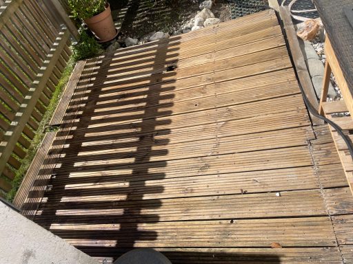 Reinigung einer Holzterrasse in Samerberg im April 26 Nachher