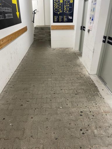 Spezialreinigung am Edeka Pfeilstetter in Traunstein Haslach im August 2026 inkl. Kaufummientfernung Vorher Spezialreinigung am Edeka Pfeilstetter in Traunstein Haslach im August 2026 inkl. Kaufummientfernung Vorher