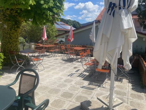 Terrassenreinigung des Cafe Heutau in Siegsdorf/Heutau im Mai 26 Nachher