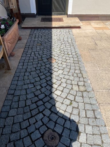 Reinigung Eingangsbereich in Bergen im April 26 Nachher