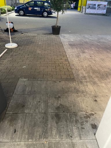 Außenreinigung am Edeka Pfeilstetter in Traunstein Haslach im August 2026 Vorher Außenreinigung am Edeka Pfeilstetter in Traunstein Haslach im August 2026 Vorher