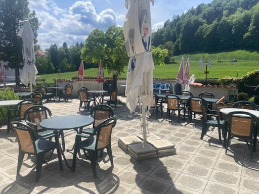 Terrassenreinigung des Cafe Heutau in Siegsdorf/Heutau im Mai 26 Nachher