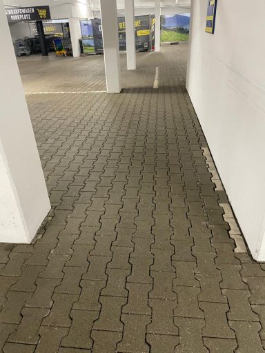 Spezialreinigung am Edeka Pfeilstetter in Traunstein Haslach im August 2026 inkl. Kaufummientfernung Nachher Spezialreinigung am Edeka Pfeilstetter in Traunstein Haslach im August 2026 inkl. Kaufummientfernung Nachher