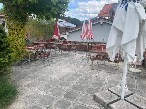Terrassenreinigung des Cafe Heutau in Siegsdorf/Heutau im Mai 26 Vorher