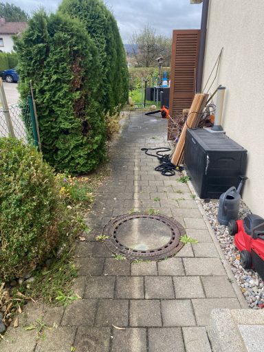 Gehwegreinigung in Grabenstätt im November 25 Vorher