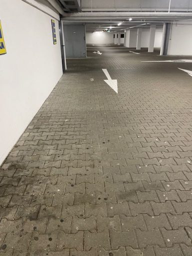 Spezialreinigung am Edeka Pfeilstetter in Traunstein Haslach im August 2026 inkl. Kaufummientfernung Vorher Spezialreinigung am Edeka Pfeilstetter in Traunstein Haslach im August 2026 inkl. Kaufummientfernung Vorher