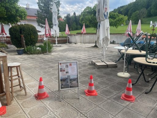 Terrassenreinigung des Cafe Heutau in Siegsdorf/Heutau im Mai 26 Vorher