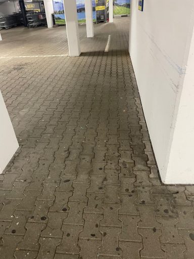 Spezialreinigung am Edeka Pfeilstetter in Traunstein Haslach im August 2026 inkl. Kaufummientfernung Vorher Spezialreinigung am Edeka Pfeilstetter in Traunstein Haslach im August 2026 inkl. Kaufummientfernung Vorher